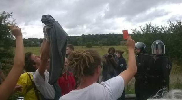 Mercredi 19 août 2015, les militants ont additionnés leurs efforts pour s'installer sur le champs, en face de la ferme des Bouillons. (© G.Fliti / Normandie-actu)